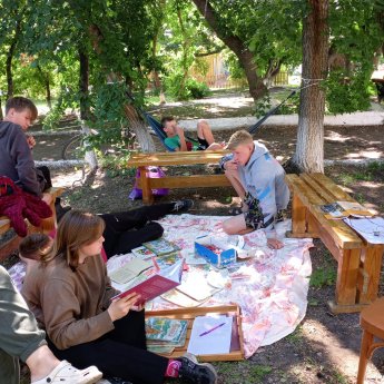 На лужайке—почитайке