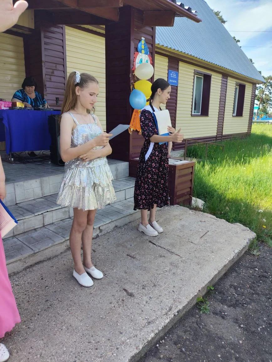 Праздник в День защиты детей "Весёлое путешествие в страну детства"